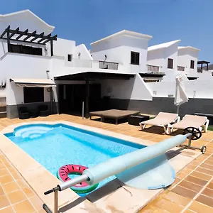  Villa Beautiful And Luxurious With Heated Pool And Free Wi-fi In Playa Blanca.